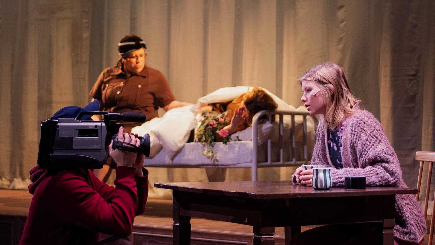Teatteriarvio | Nerokas näytelmä yli­suku­polvisesta traumasta saa kunnian­himoisen sovituksen Espoon teatterissa