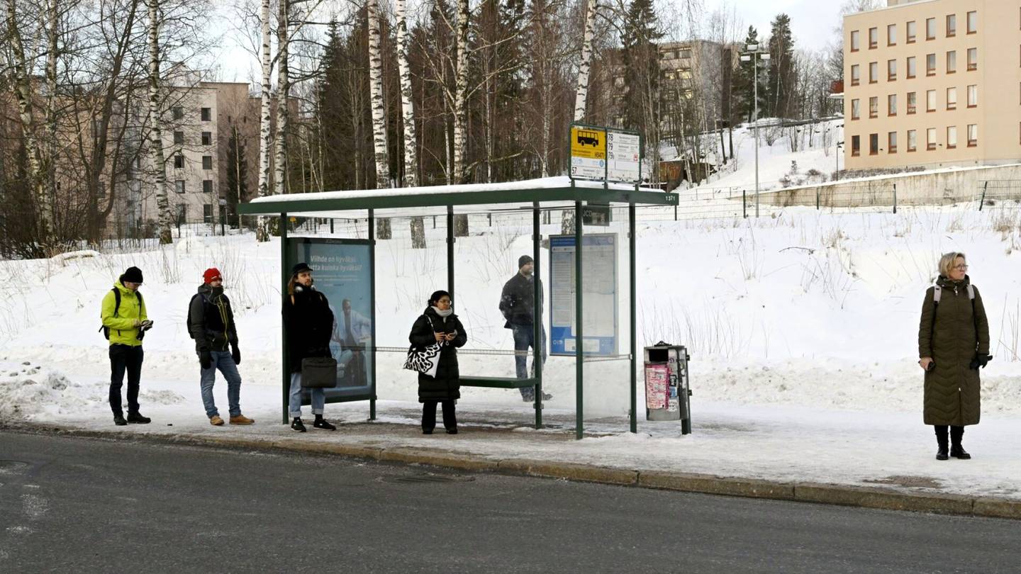 Lakot | Osa Helsingin alueista nojaa lähes tyystin busseihin – Tänä aamuna sen tunsi jaloissaan Minna Mäkelä