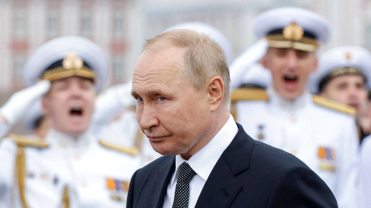 Venäjän hyökkäys | Putin julisti laivaston päivän paraatissa Venäjän saavan uuden hypersoonisen ohjuksen – Krimillä juhlat peruttiin väitetyn lennokki-iskun vuoksi