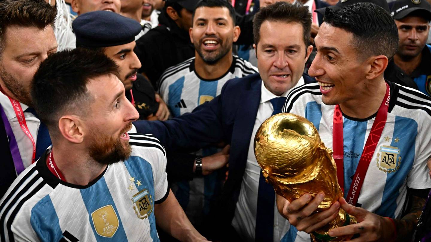 Jalkapallo | MM-pokaalin kopio päätyi Lionel Messin käsiin – oli mukana historian tykätyimmässä kuvassa