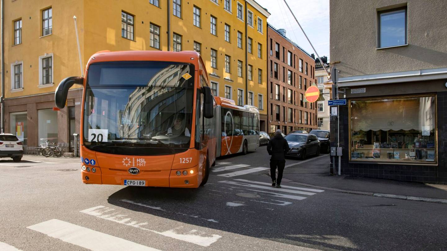 Joukkoliikenne | Helsingin seudulle lisää sähköisiä nivel­busseja