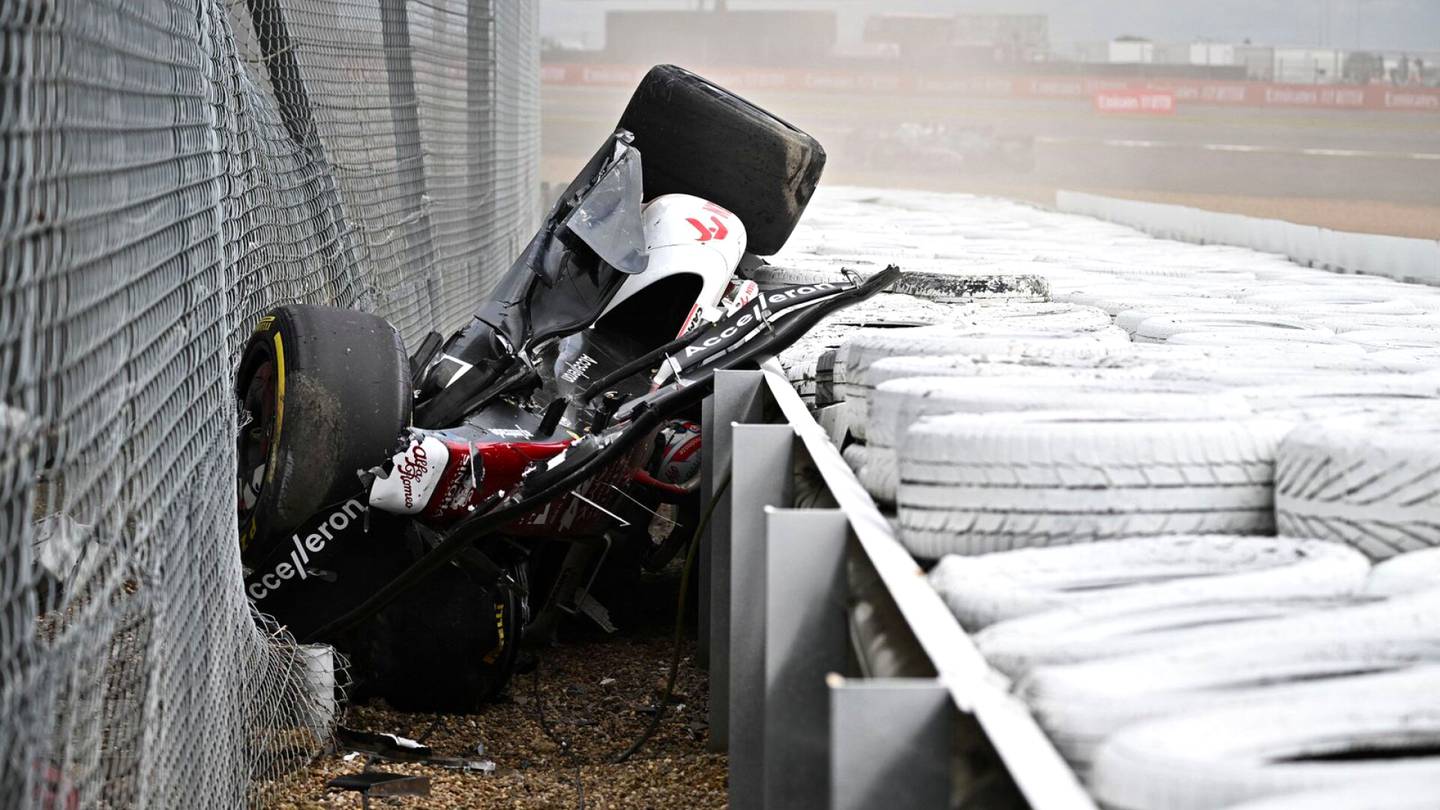 Formula 1 | Valtteri Bottaksen tallikaveri Zhou Guanyu on kunnossa karmean onnettomuuden jälkeen: auto meni ylösalaisin yli ykkösmutkan ja lensi rengasvallin yli aitaan – HS seuraa kilpailua hetki hetkeltä