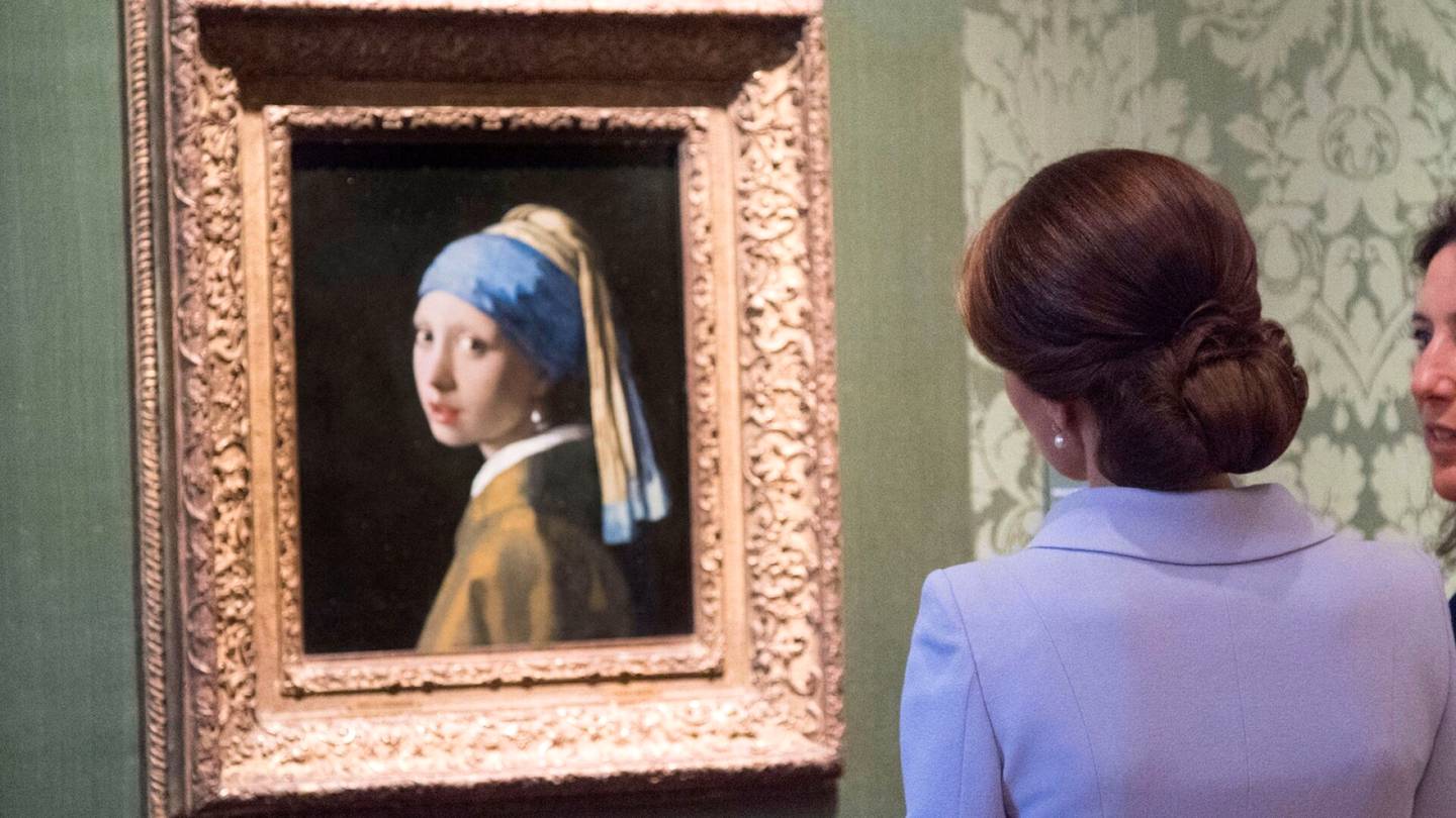 Hollanti | Aktivisti liimasi päänsä Vermeerin maailman­kuuluun teokseen