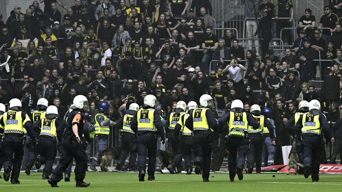 Jalkapallo | Ruotsin pääministeri tuomitsi Tukholman katsomoväkivallan – ”Mahdotonta hyväksyä”