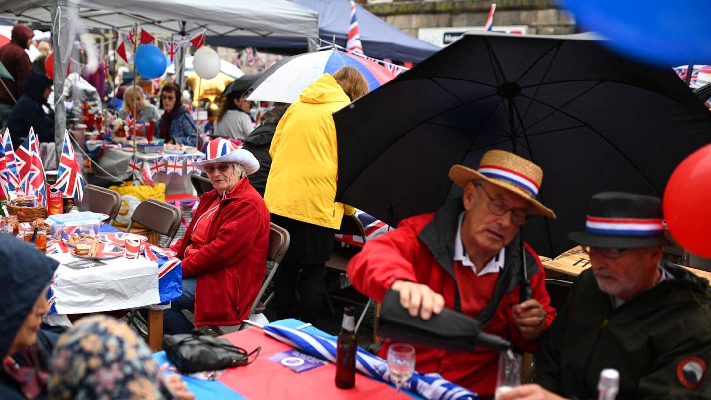 Britannia | Kuningattaren platinaviikonloppu huipentui tuhansiin katujuhliin: ”Tämä on hyvä syy tutustua naapureihin”