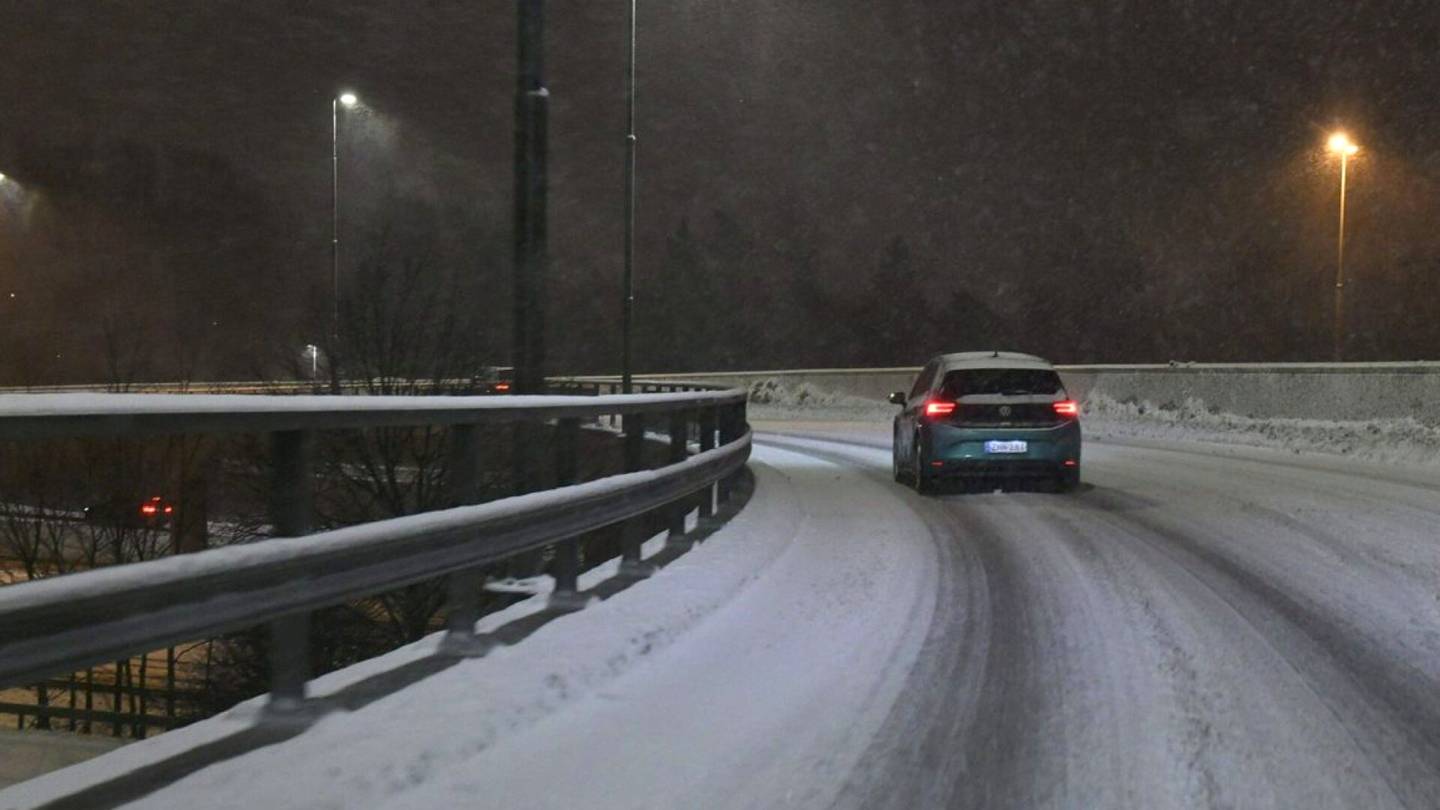 Sää | Autoilijoita varoitetaan huonosta ajokelistä Etelä-Suomessa