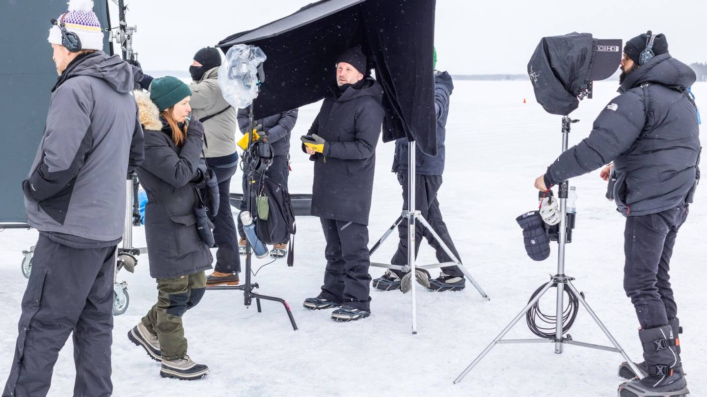 Elokuvat | Lunta tuotiin traktoreilla, kun suoja­sää haastoi Emma Thompsonin tähdittämän trillerin tekijöitä Kolilla