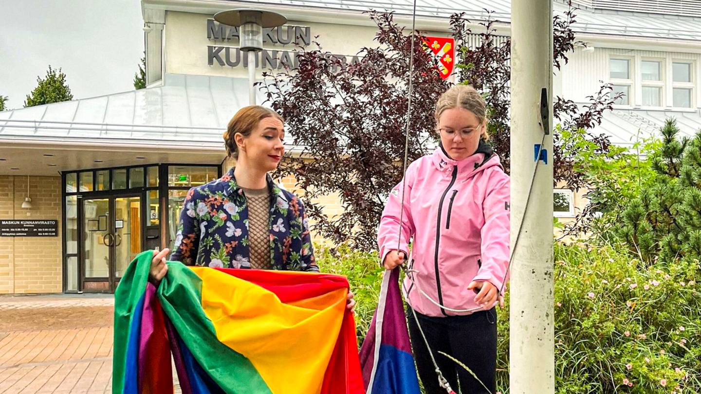 HS Turku | Liput revittiin alas ja poltettiin jo toistamiseen Pride-viikon aikana – Videolla lainataan vanhaa testamenttia