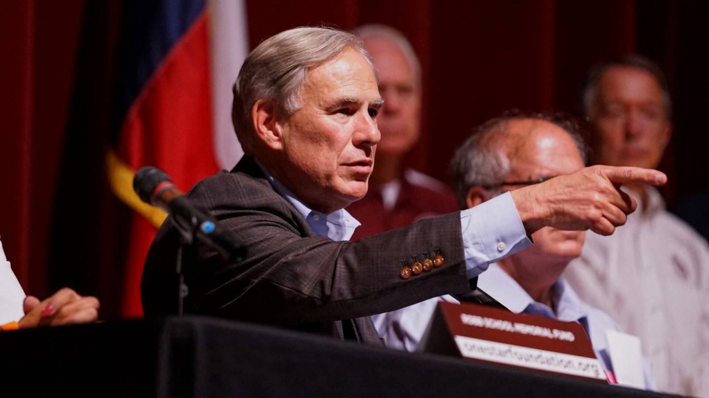 Yhdysvallat | Texasin kuvernööri raivostui poliisien sekavasta tiedotuksesta koulu­ampumisen jälkeen: ”Minua johdettiin harhaan”