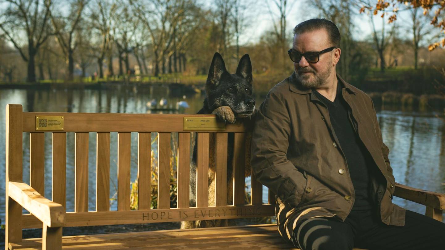 Televisioarvostelu | Ricky Gervaisin After Life on yhtä aikaa riipaiseva, hervottoman hauska ja terapeuttinen – Uunituore kolmoskausi jää sarjan viimeiseksi