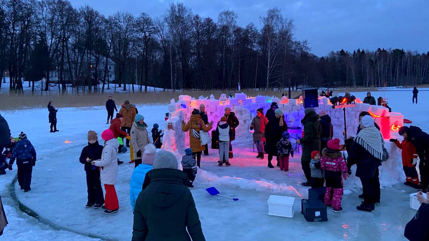 Talviloma | Meren jäälle Helsingissä lumi­linnan ja jää­diskon rakentanut keksijä esittää Leijonille kutsun pyöriviin ”linnan juhliin” – ”Täällä on hurja meno”