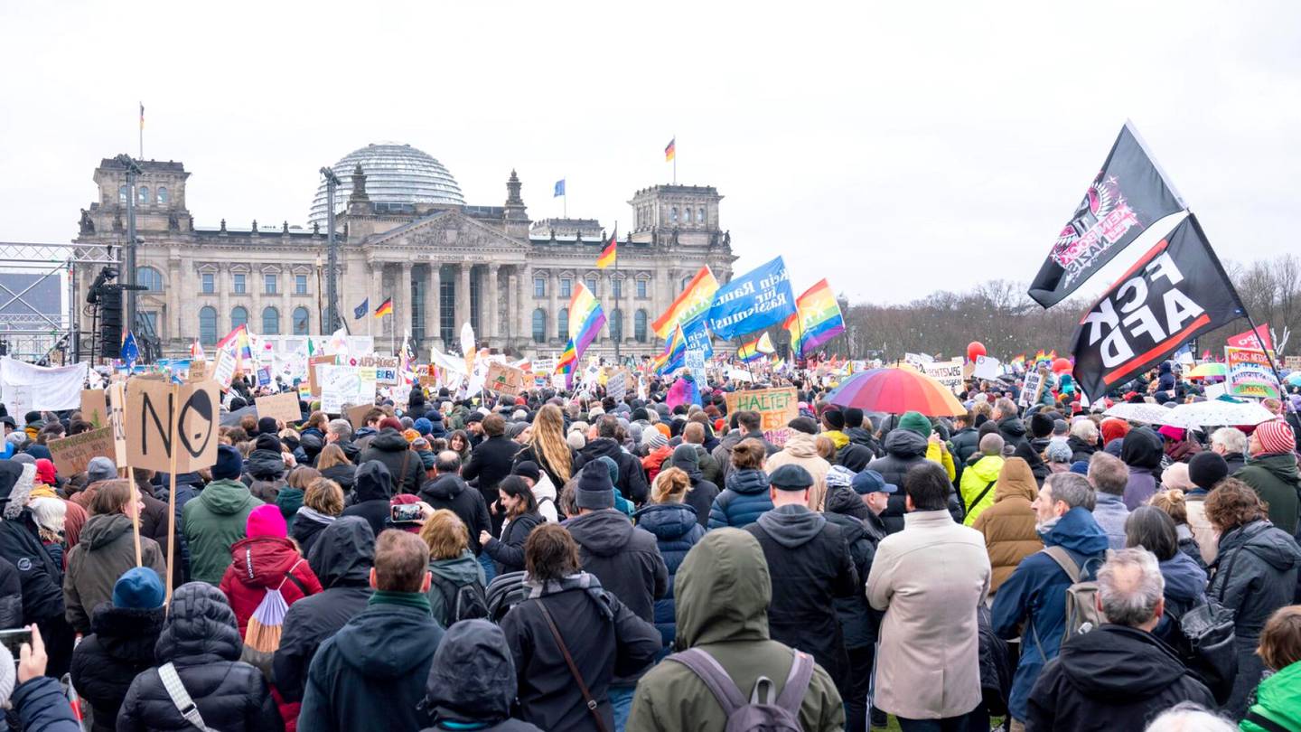 Saksa | Berliinissä 150 000 ihmistä osoitti mieltään äärioikeistoa vastaan