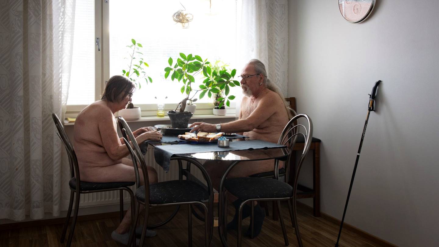 Asuminen | Martti ja Raija Lindholm esittelevät alastoman elämänsä – paheksuntaa riittää, vaikka olemme sauna­kansaa