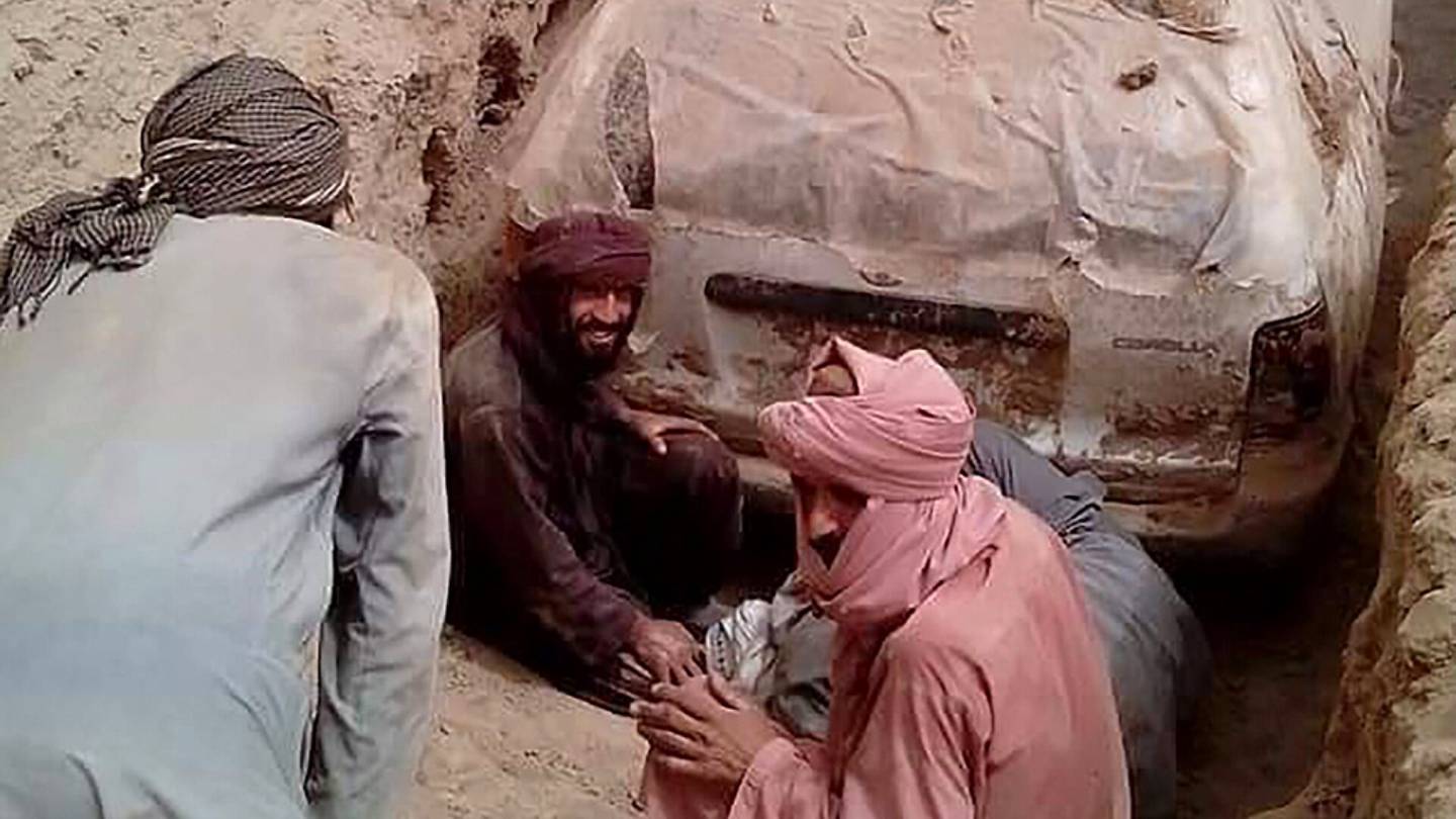 Afganistan | Talebanin perustajan mullah Omarin pako­autona käyttämä Toyota Corolla kaivettiin esiin Afganistanissa
