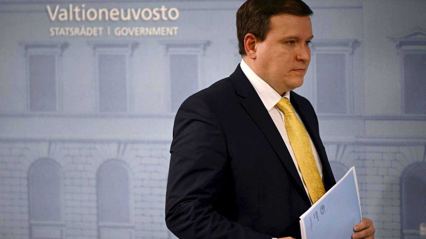 Hallitus | Ministeri Ville Tavion väestönvaihto­puheille jyrkkää arvostelua oppositiolta