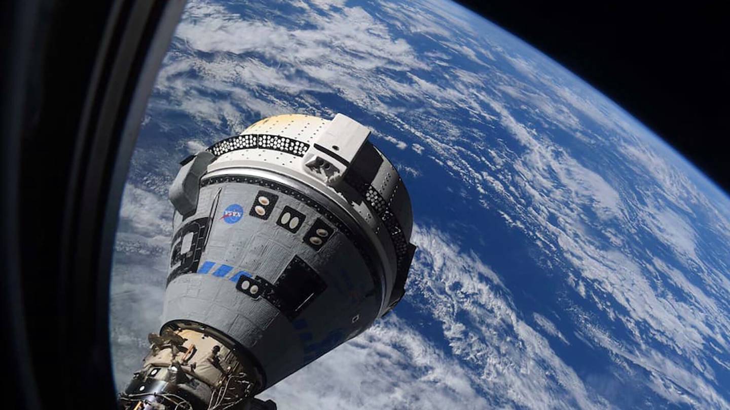 ISS-avaruusasema | Uusi Starliner-alus on jumissa avaruusasemalla, tarjosi astronauteille suojaa uhkaavalta avaruusromulta