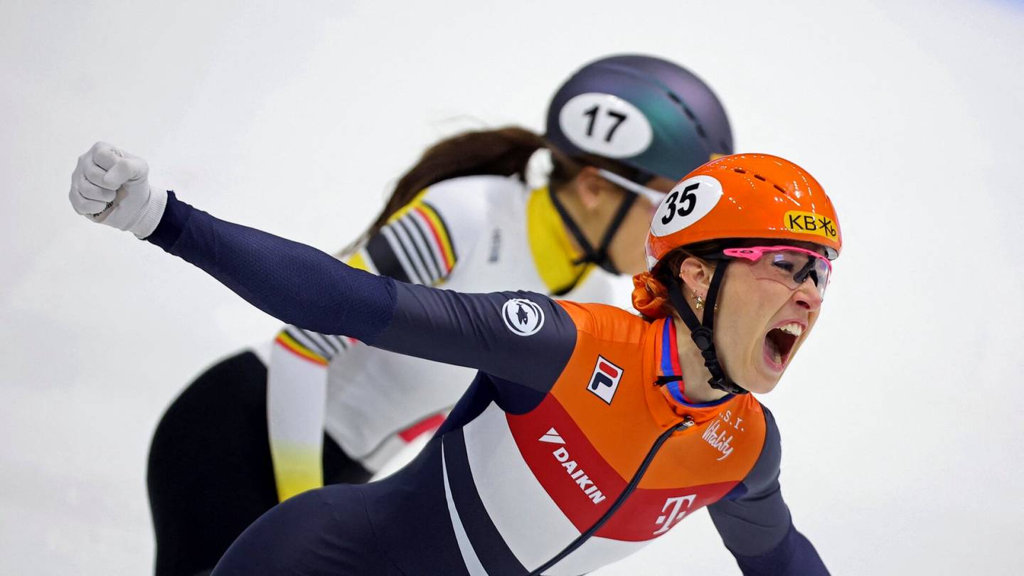 Kaukalopikaluistelu | Olympiavoittaja Suzanne Schulting loukkaantui pahoin – joukkuetoverin luistin viilsi selkään pitkän haavan