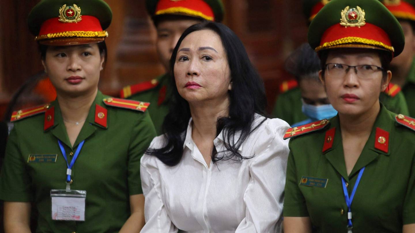 Vietnam  | Valtavasta kavalluksesta syytetylle miljardöörille vaaditaan kuoleman­tuomiota