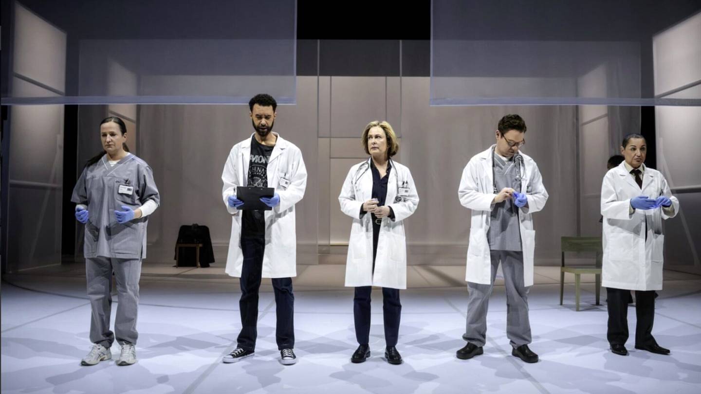 Teatteriarvio | Svenska Teaternin Läkaren tekee vaikutuksen kirjavalla esiintyjä­ryhmällään