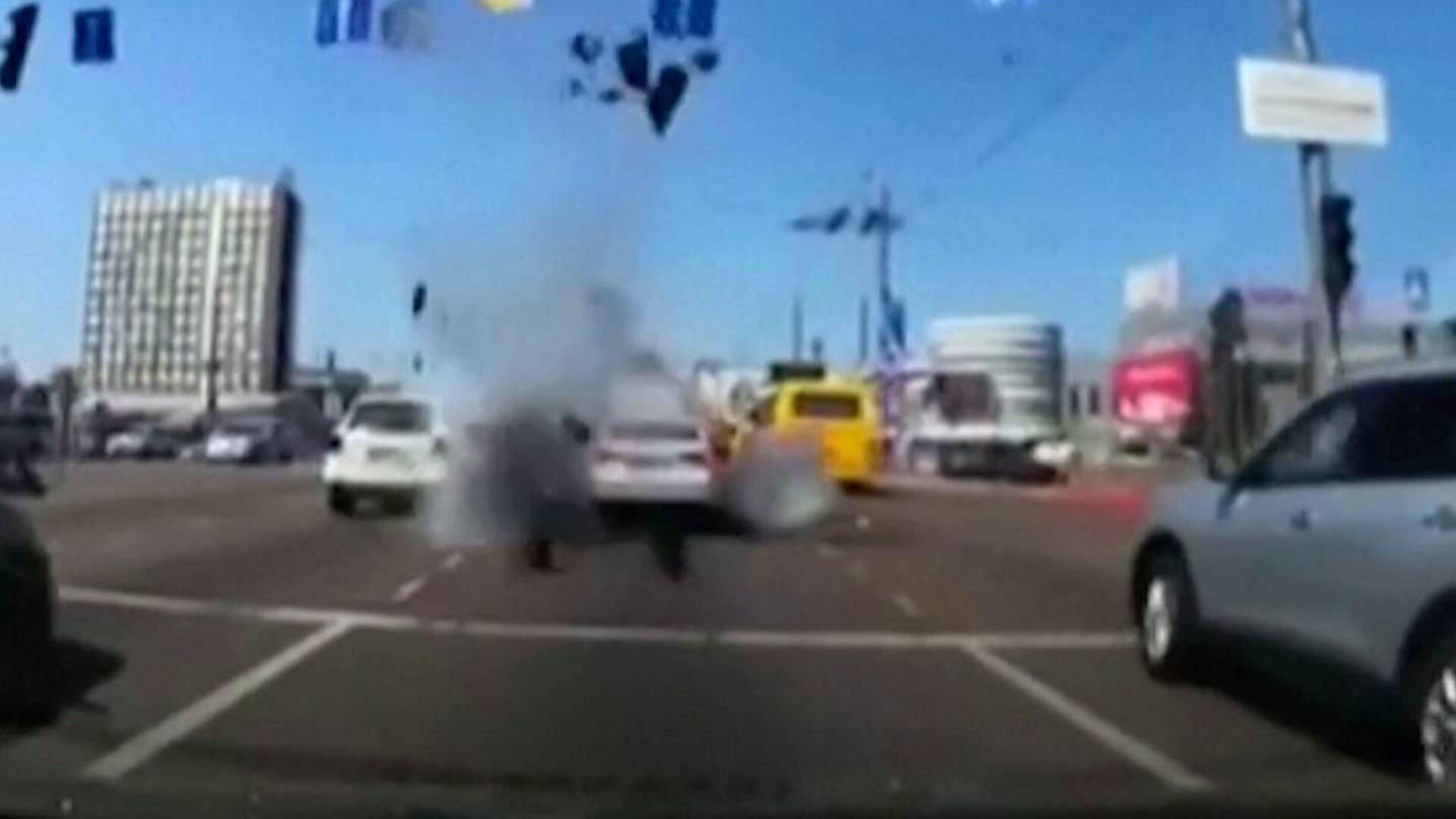 Venäjän hyökkäys | Ohjus oli osua autoon Kiovassa – Läheltä piti -tilanne päätyi videolle