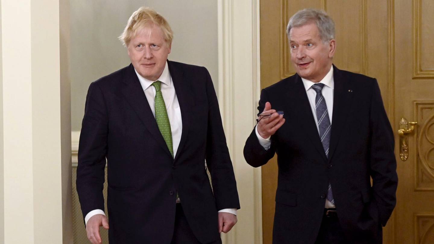 Turvallisuuspolitiikka | Asiantuntija: Boris Johnsonin kriisi ei vaaranna Britannian Suomelle myöntämiä turvatakuita