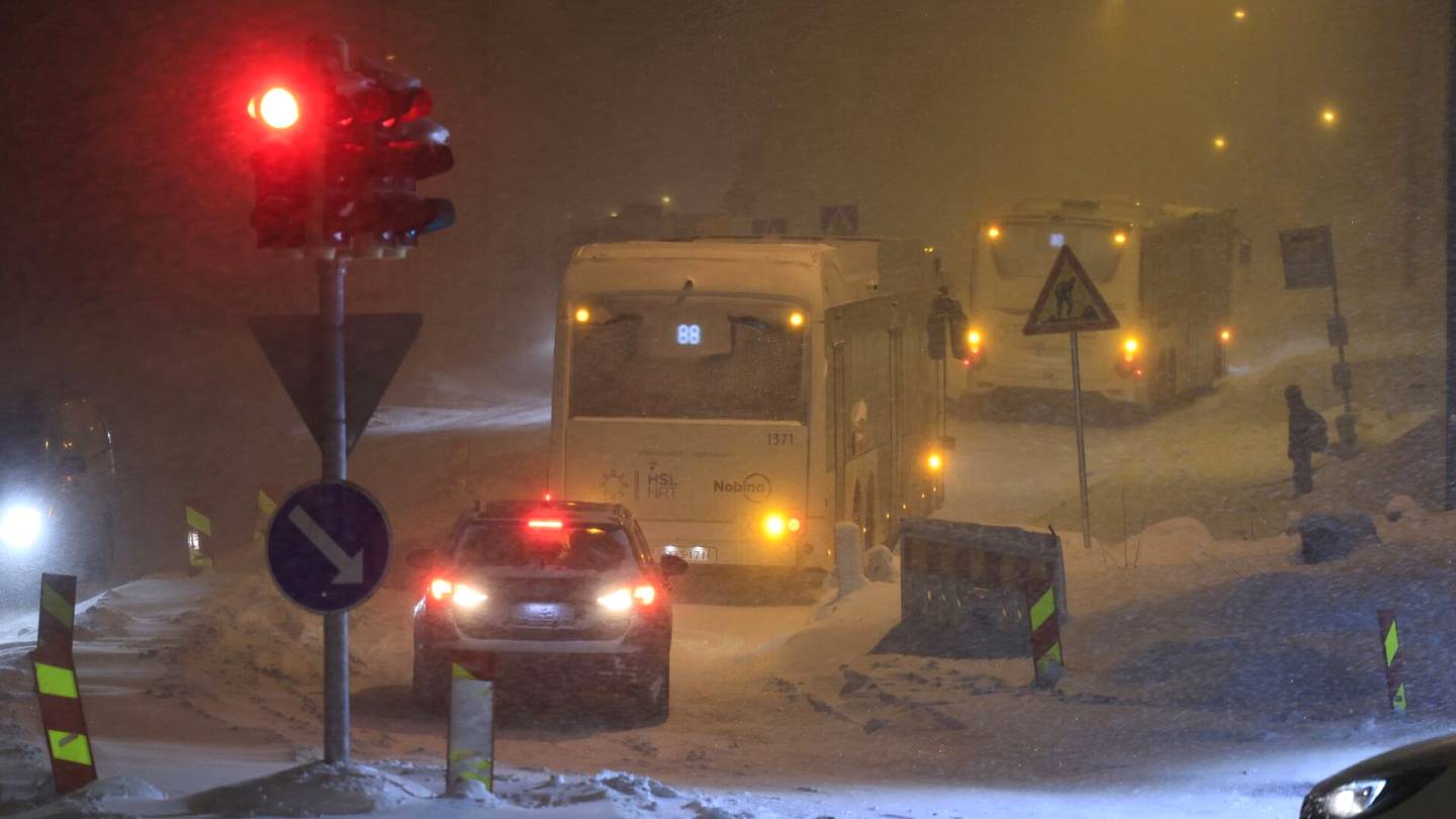 Sää | Lumi­myräkkä aiheuttanut kaaosta liikenteessä, myrskyn odotetaan jatkuvan aamuun