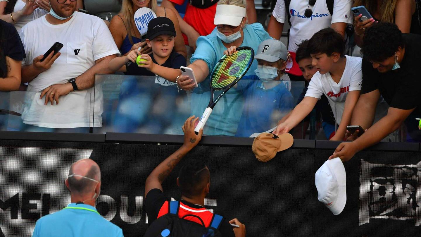 Tennis | Tenniksen pahasta pojasta Nick Kyrgiosista tulikin hyvä poika: Hieno ele pelasti pallon kasvoihinsa saaneen pikkupojan päivän