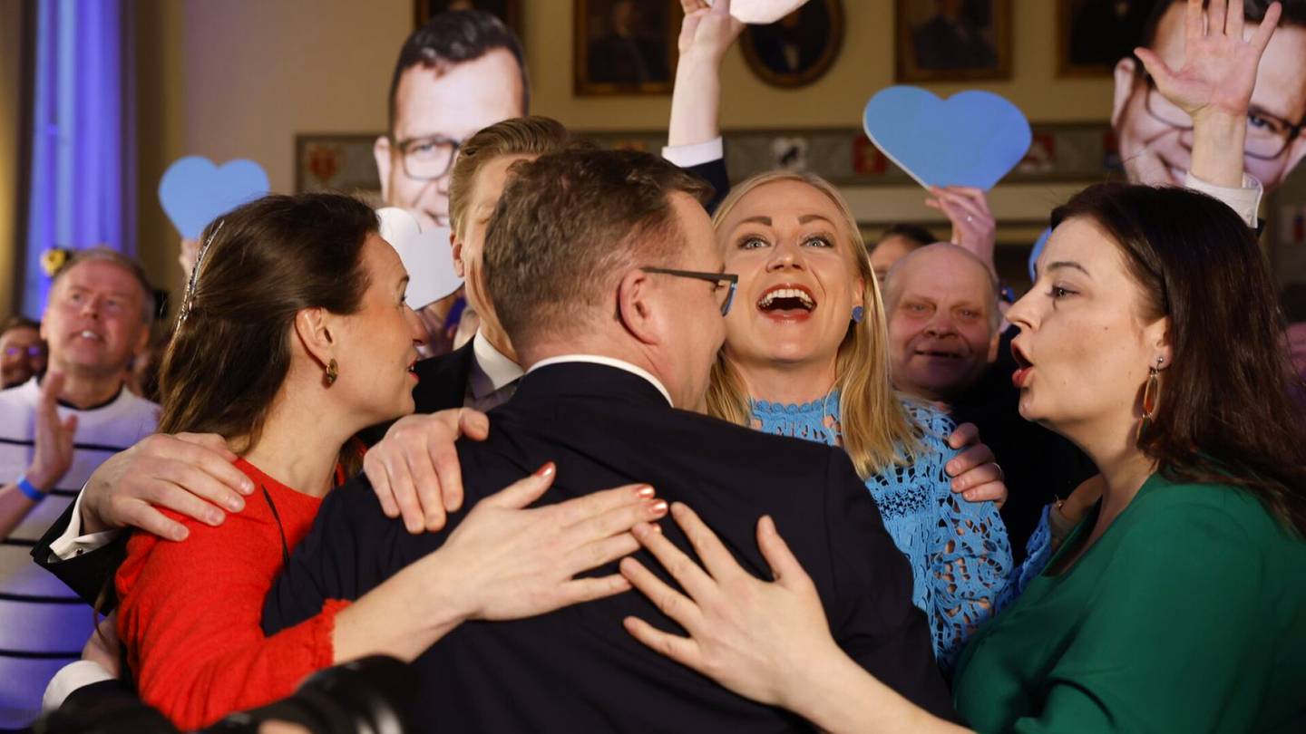 Kuvakooste | Vaalihumu valokuvissa: Näin kutkuttava ilta etenee eri puolilla Suomea