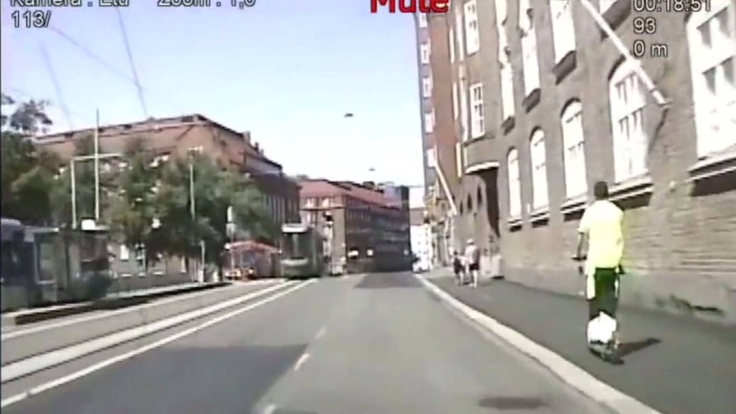 Liikenne | Sähkö­potku­lautailijan kaahailu jalka­käytävällä Helsingin keskustassa tallentui poliisin kameralle