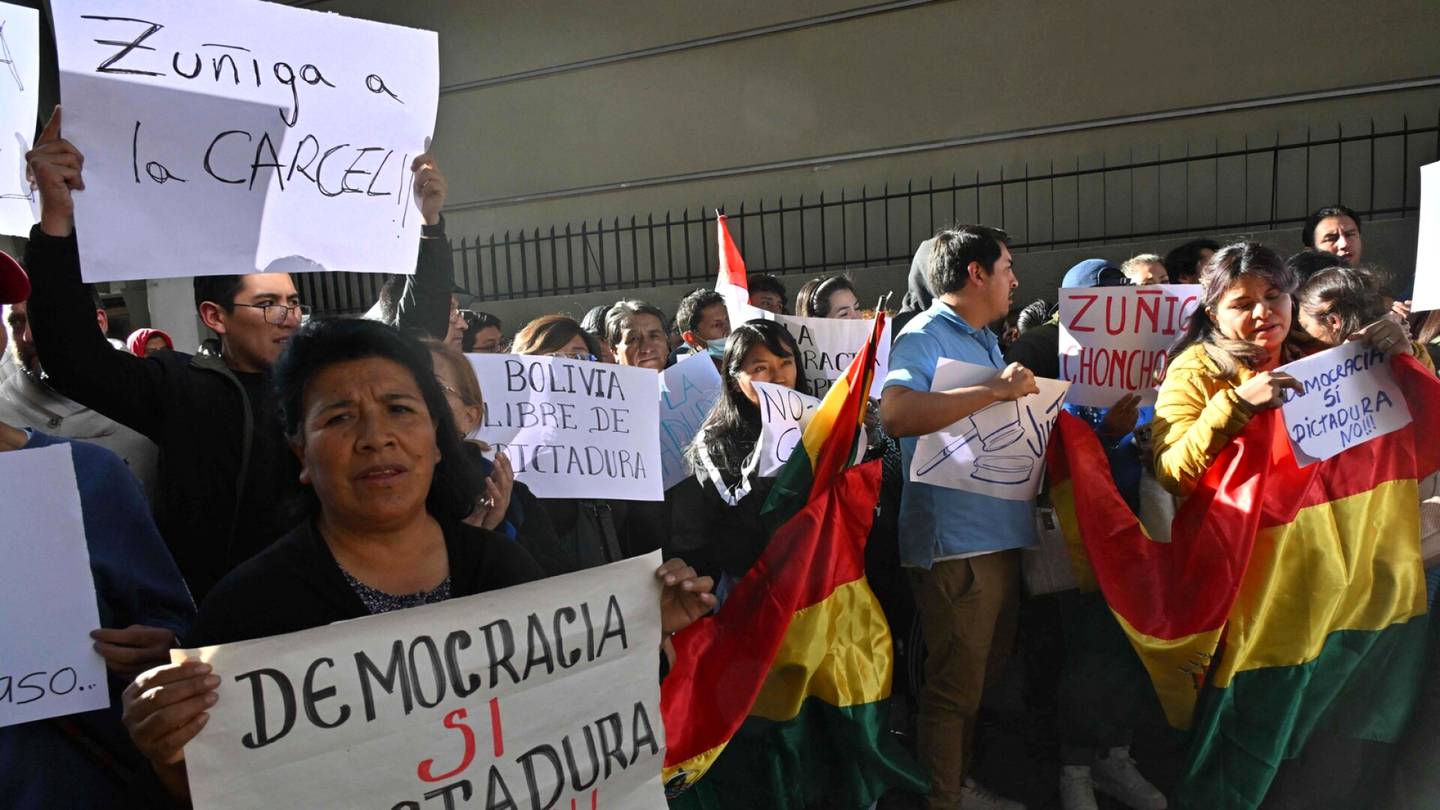 Bolivia | Epäonnistuneen vallan­kaappauksen epäilty johto­kolmikko vangittiin kuudeksi kuukaudeksi