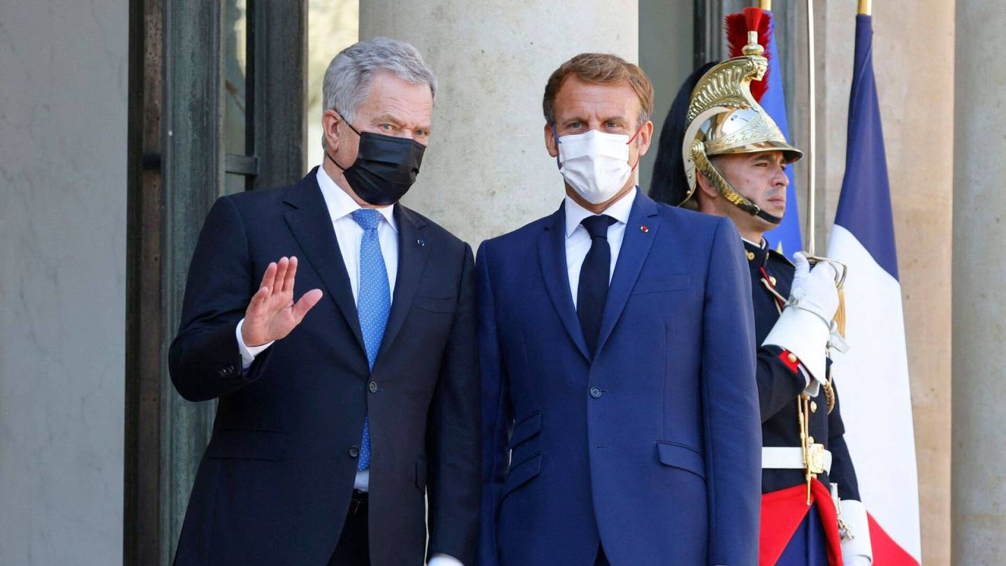 Turvallisuuspolitiikka | Presidentti Niinistö ja Ranskan presidentti Macron keskustelivat Ukrainan tilanteesta