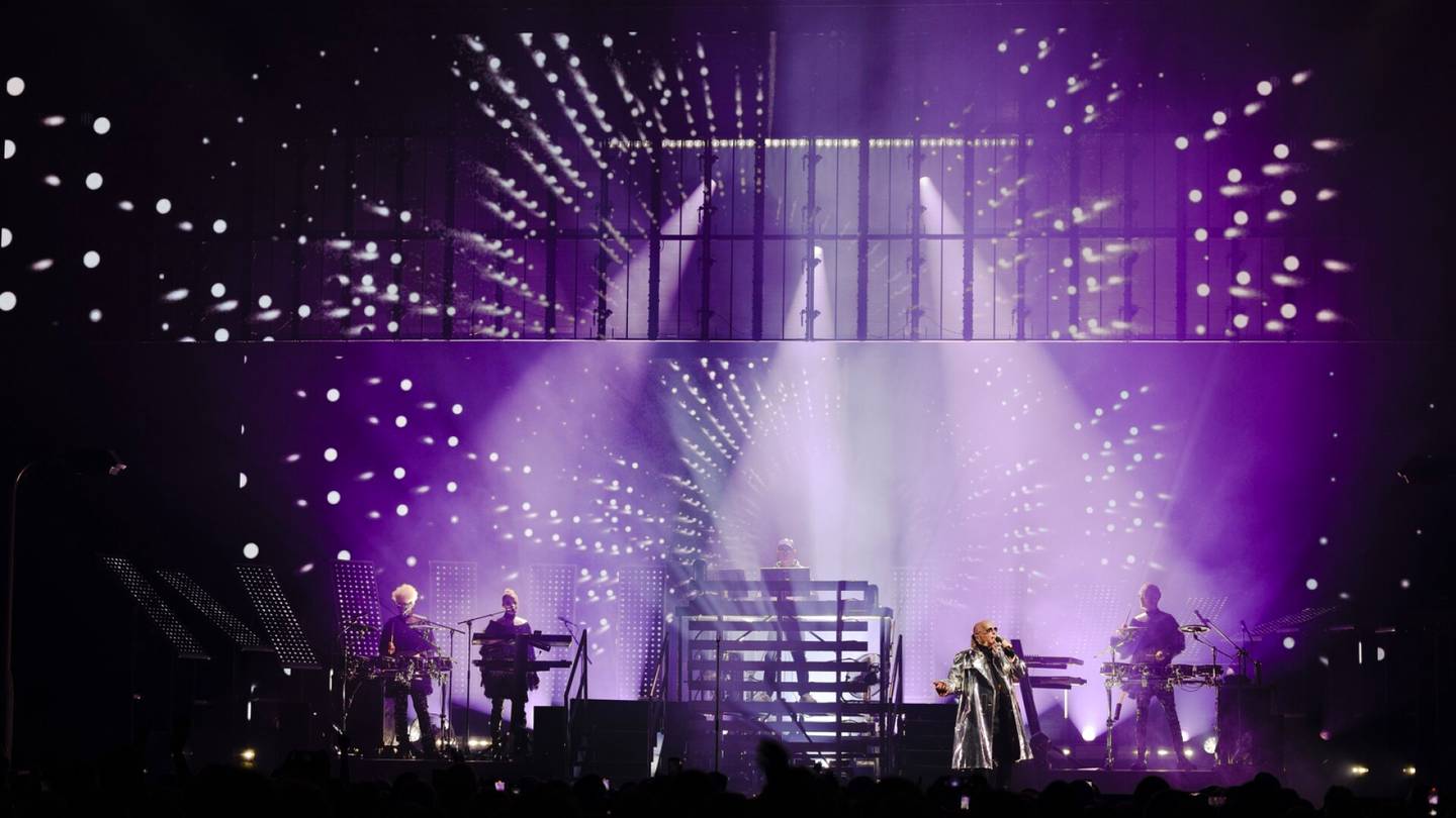 Konserttiarvio | Pet Shop Boysin mestarillinen hitti­kimara kietoi Jäähallin suurenmoiseen onneen
