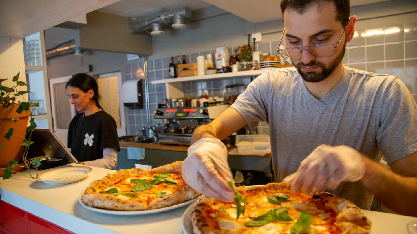 Pikatesti | Haastaako rapea panuozzi calzonen? Kalliossa avautui italialaista katuruokaa tarjoava kahvila-ravintola, joka houkuttelee pizzan ystäviä uudenlaisella pizzaleipäsellä