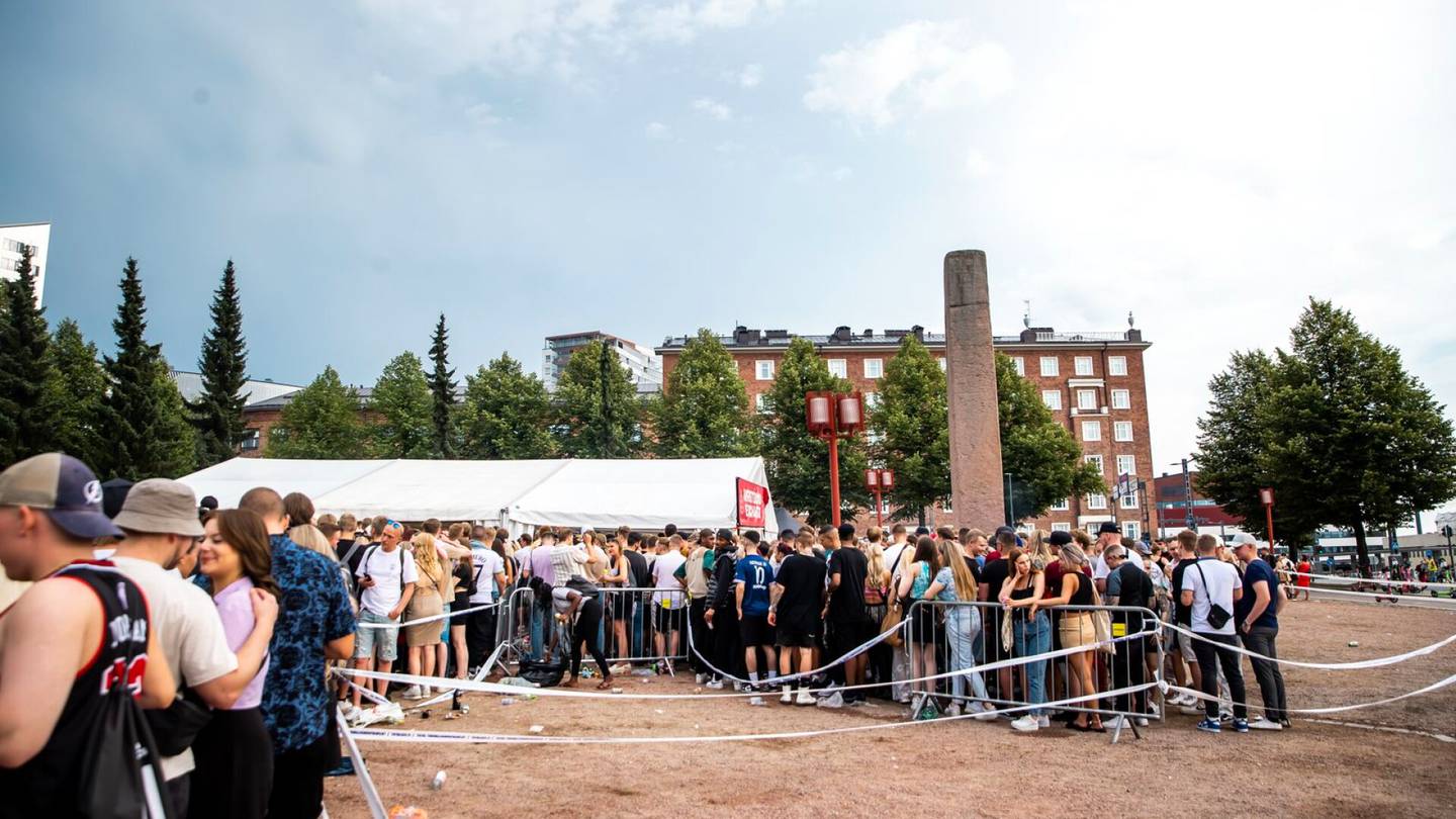 Festivaalit | Blockfestin kävijät jonottivat rannekkeitaan perjantaina jopa tunteja