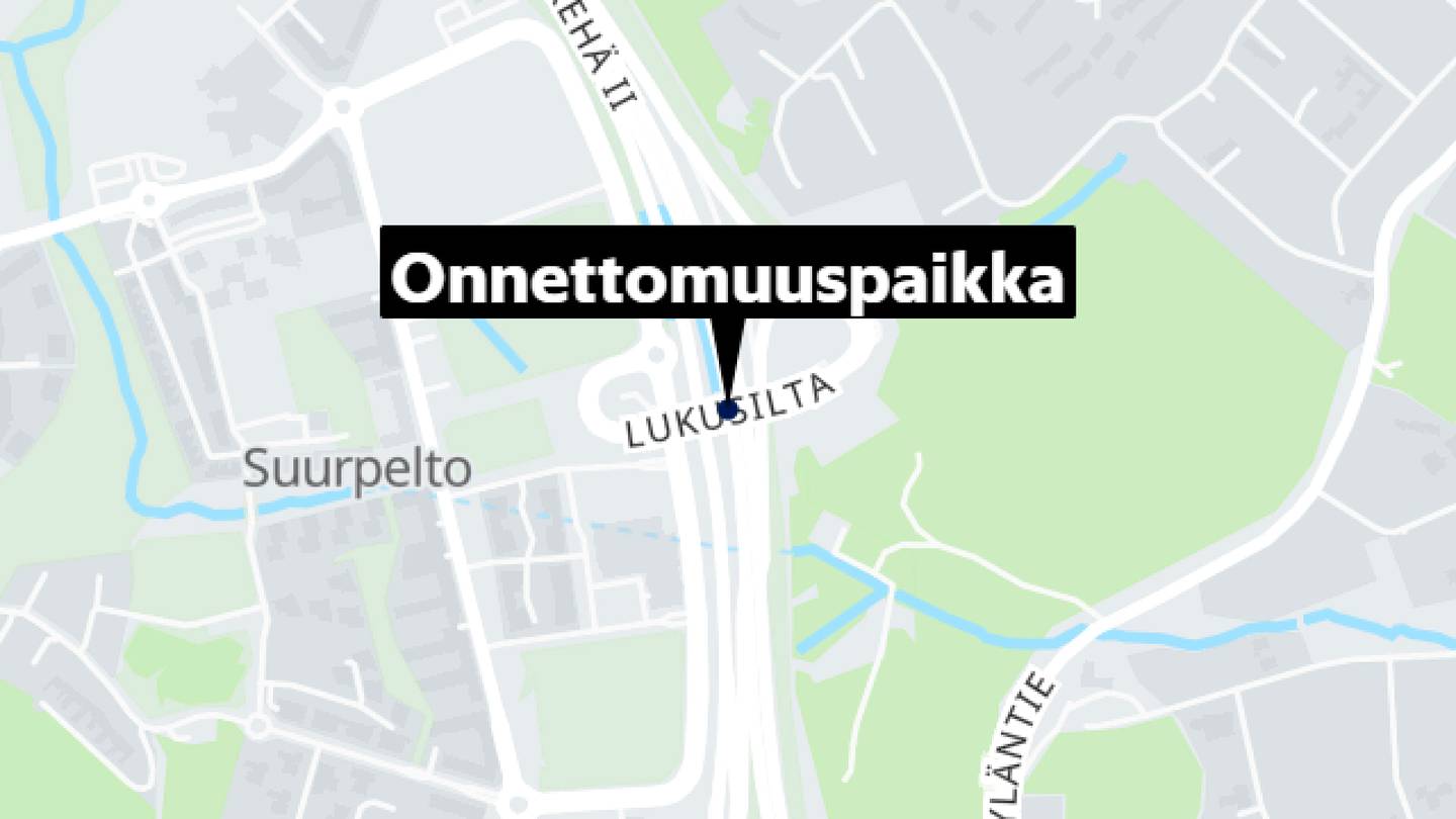 Espoo | Bussi ja henkilöauto törmäsivät kehätien ylittävällä sillalla