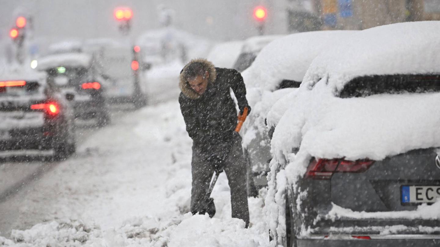 Sää | Ruotsissa massiivinen lumikaaos, salamat iskivät aura-autoihin Tukholmassa