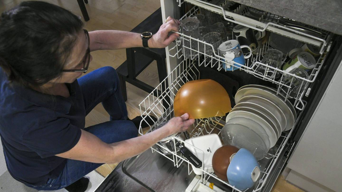 Kotityöt | Tiskikoneen pikaohjelma on kätevä, mutta se voi pilata koneen ja jättää astioihin pesuainetta