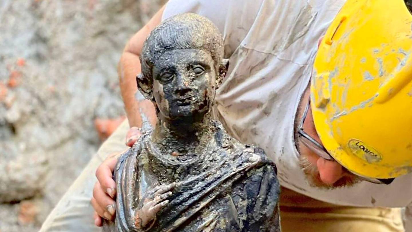 Video | Kolikkokasojen alta löytyi kymmeniä hyvin säilyneitä antiikin ajan patsaita – ”Hyvin harvinainen löytö”