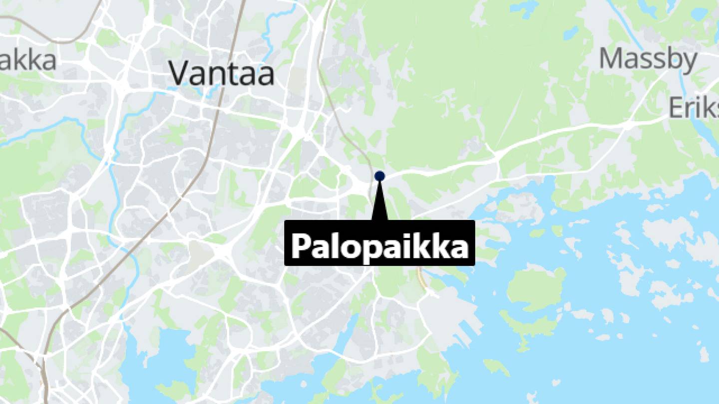 Tulipalot | Jätekasa palaa jätehuolto­yrityksen pihalla Vantaalla