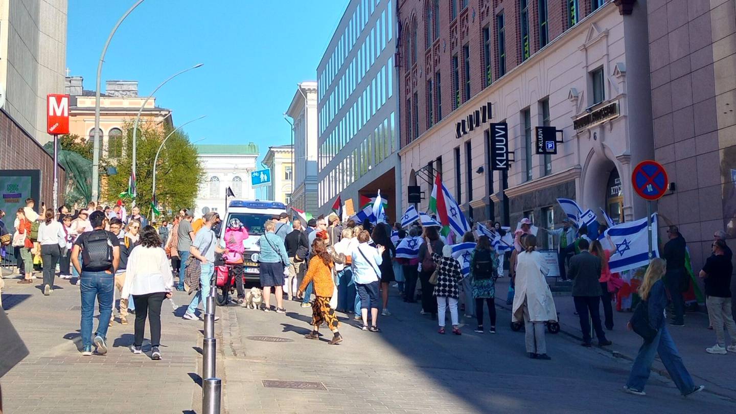 Mielenosoitukset | Helsingin keskustassa järjestettiin Israelia tukeva vasta­mielen­osoitus