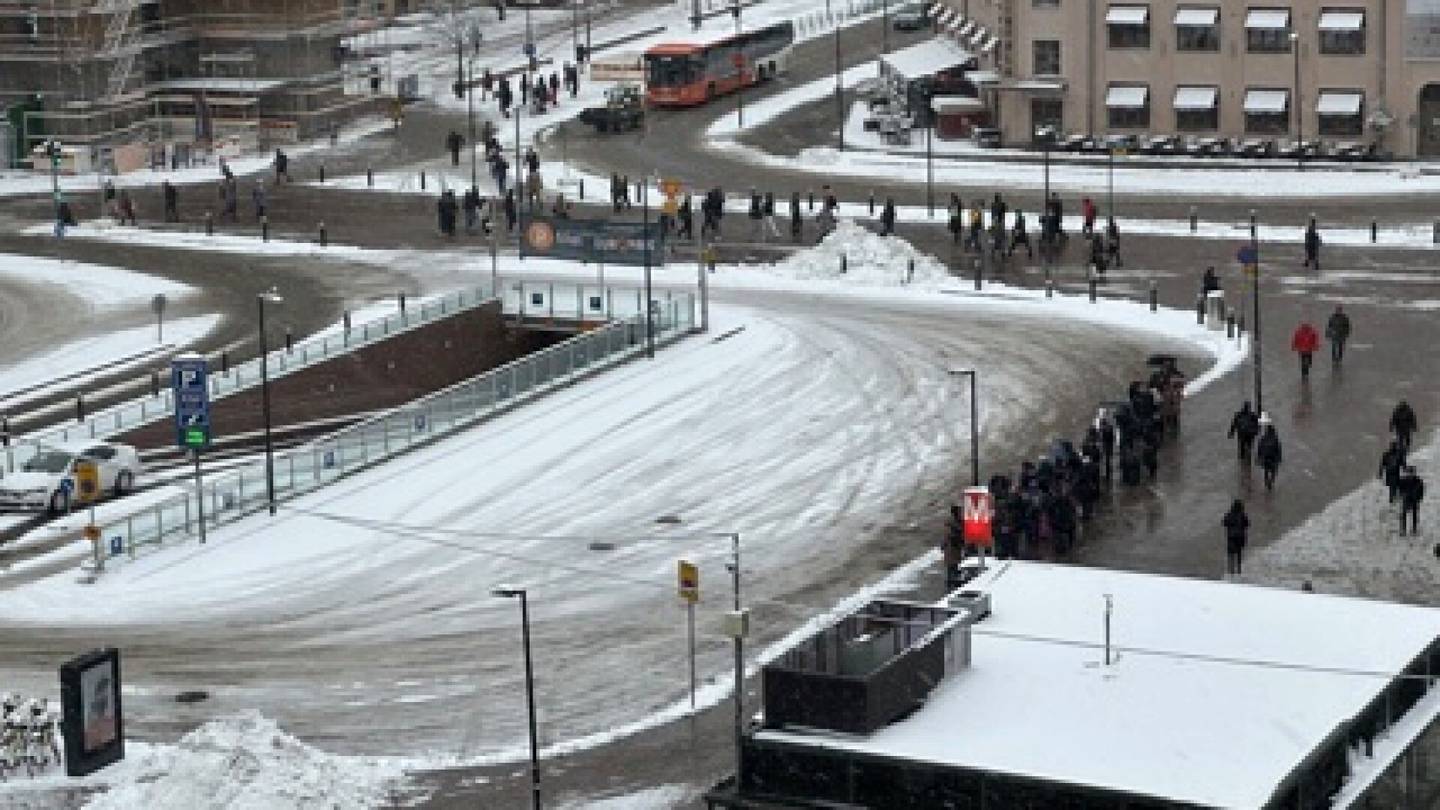 Taksit | Lumikaaoksen erikoinen seuraus: taksit hävisivät Helsingin vilkkaimmalta tolpalta