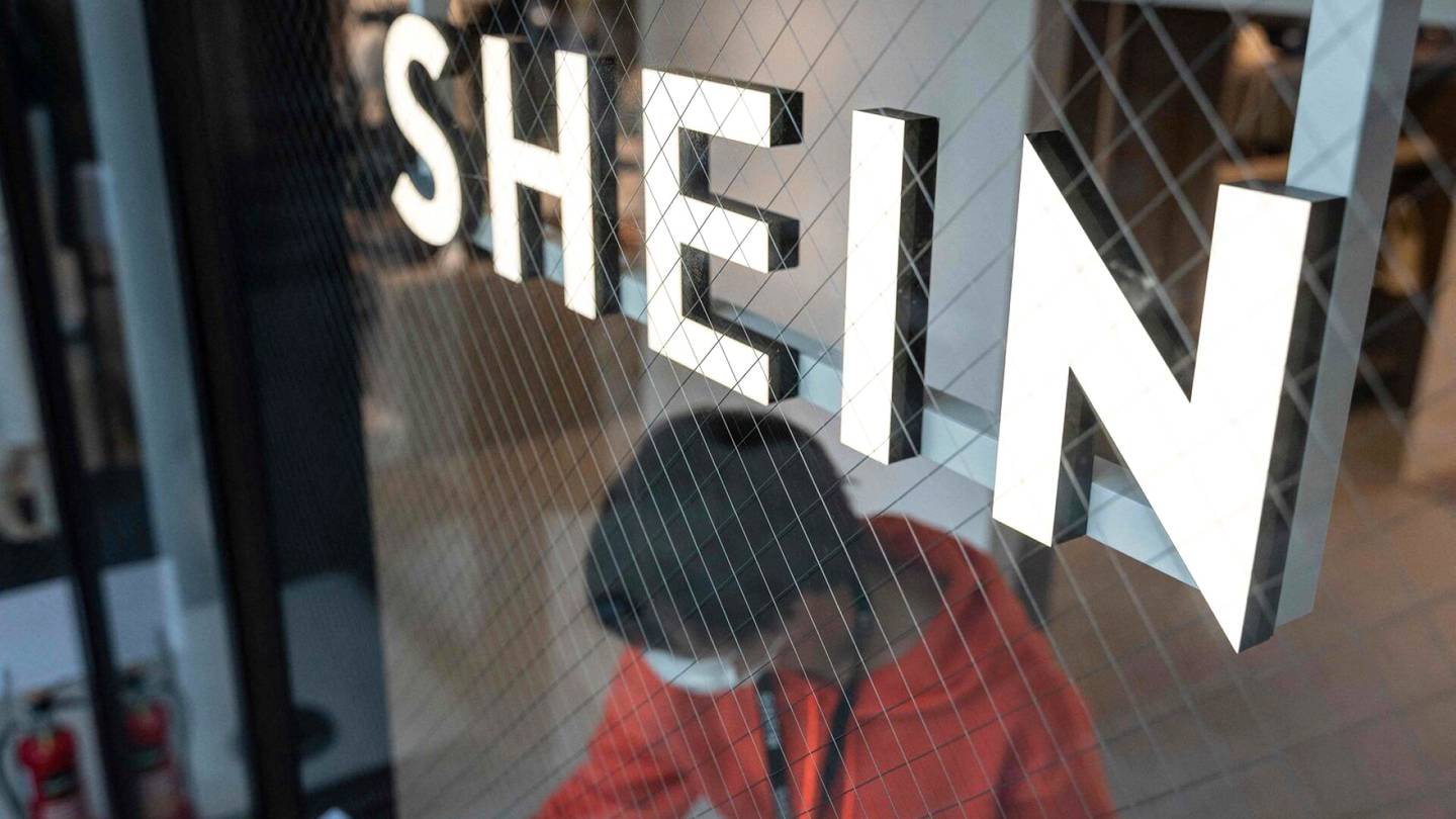 Muoti | Dokumentti paljasti pikamuoti­jätti Sheinin huonot työ­olot: Yhtiö myönsi yli­pitkät päivät
