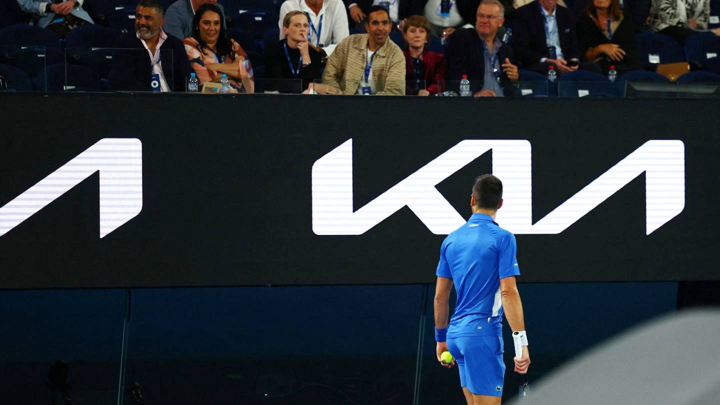 Tennis | Novak Djokovicin pinna paloi kesken ottelun, vaati katsojaa kentälle juttelemaan: ”Ette halua tietää”