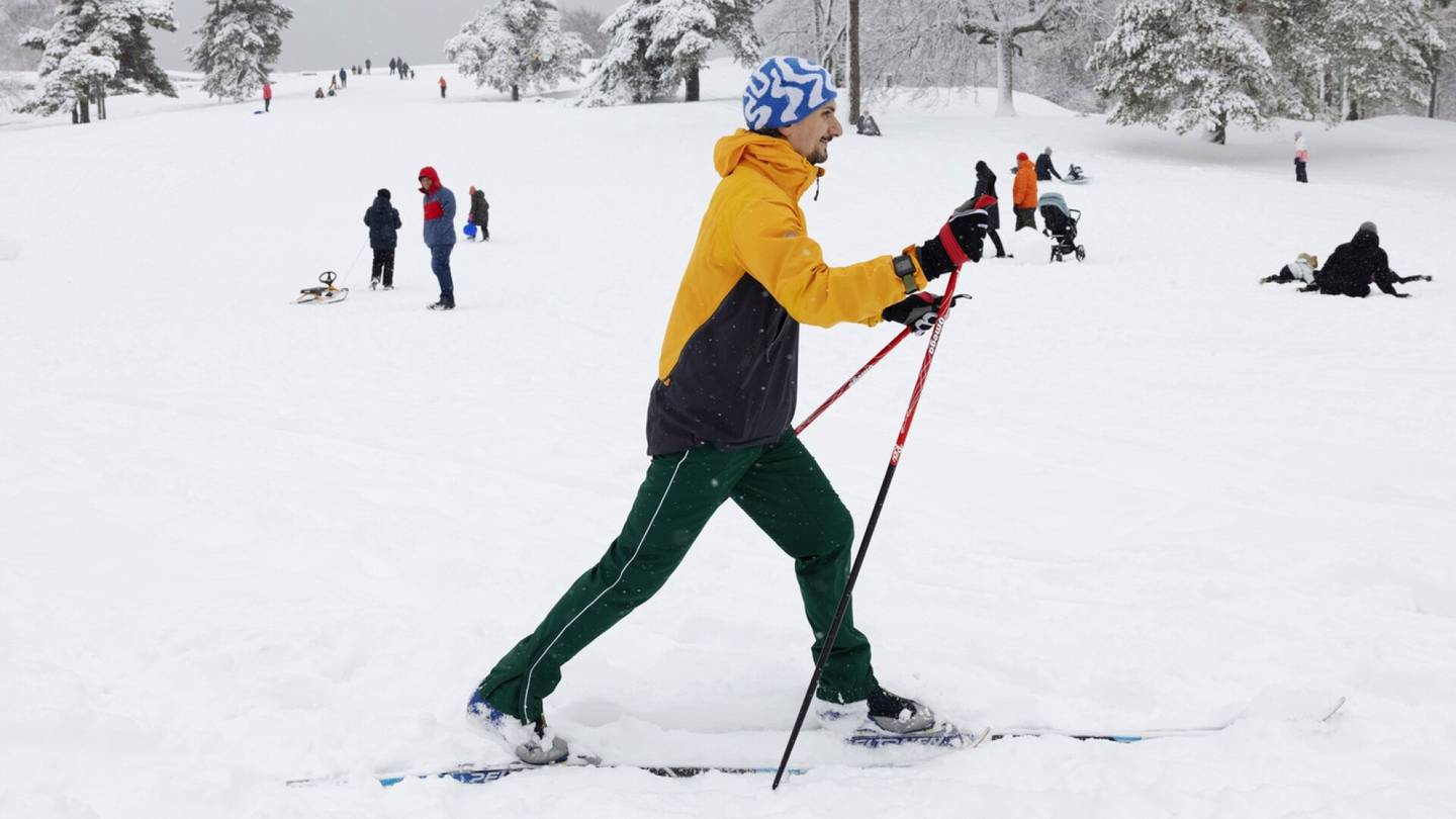 Talviloma | Laskiais­sunnuntaita vietettiin pulkka­mäessä, hyvät hiihtosäät jatkuvat koko viikon
