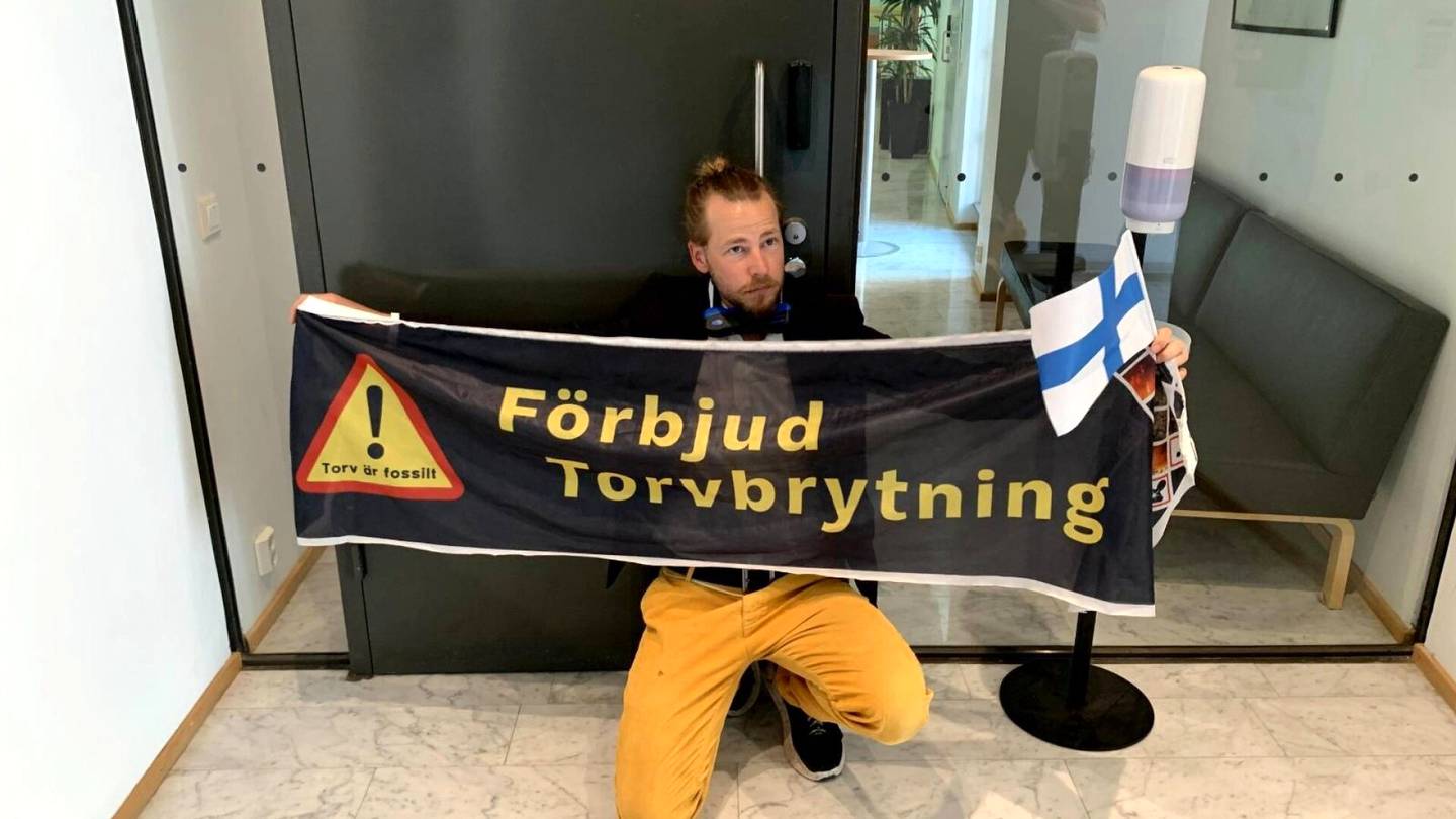Ruotsi | Mielen­osoittajia Suomen Tukholman-lähetystöllä: vastustavat turve­tuotantoa