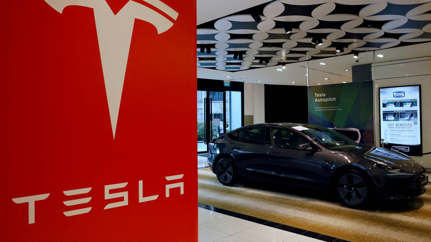 Autot | Kysynnän kanssa tuskaileva Tesla aikoo irti­sanoa yli 10 prosenttia työn­tekijöistään