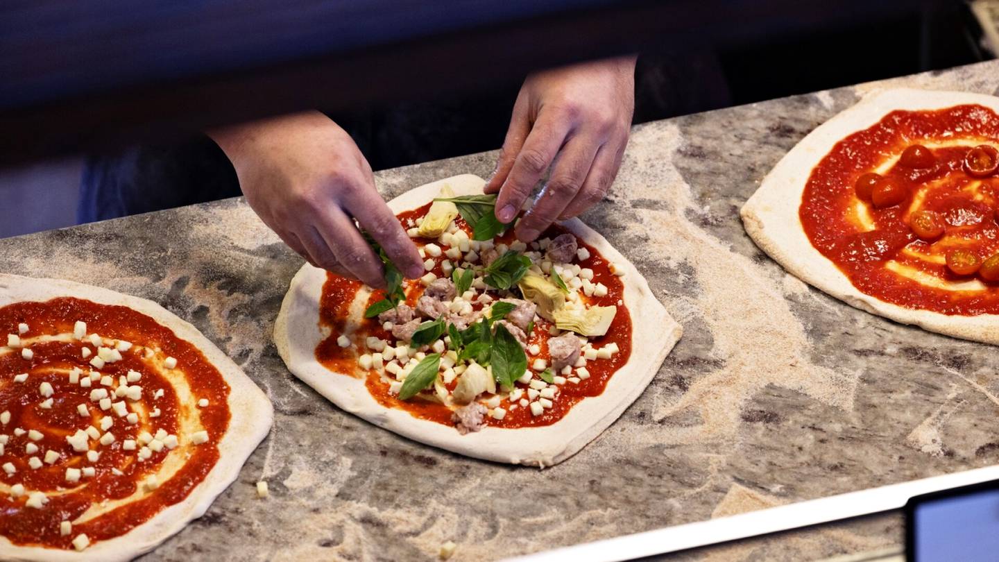 Ravintola-arvio | Helsinki sai erinomaisen napolilaispizzerian, jossa pizza taitellaan erikoiseen muotoon – HS:n kriitikolta neljä tähteä