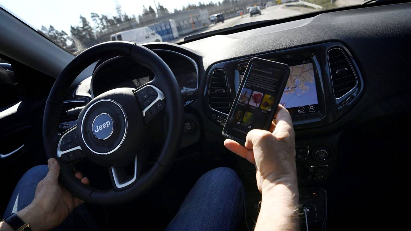 Liikenne | Autoilijoiden kännykän käyttö on yleistynyt, arvioi poliisi