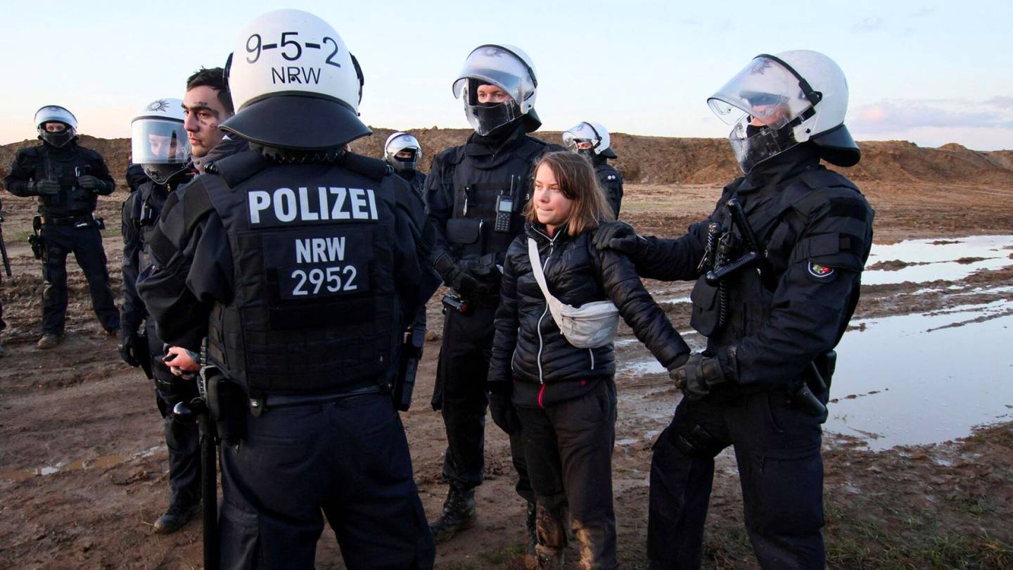 Saksa | Poliisi otti Greta Thunbergin kiinni mielenosoituksessa