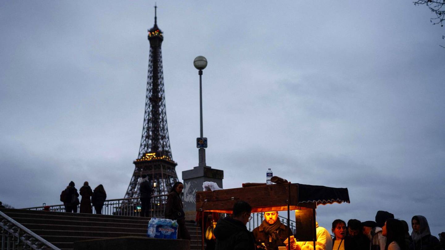 Pariisi | Eiffel-tornin työn­tekijät menivät lakkoon, torni ollut suljettuna useita päiviä